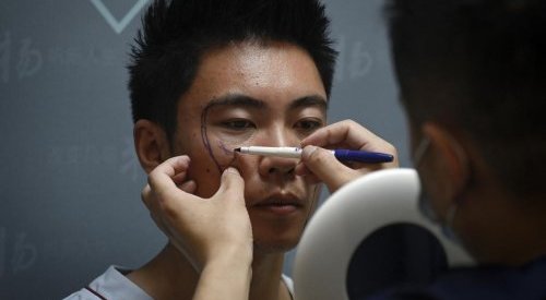 Men in China go under the knife to boost life chances